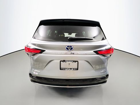 Used 2021 Toyota Sienna Platinum image 6