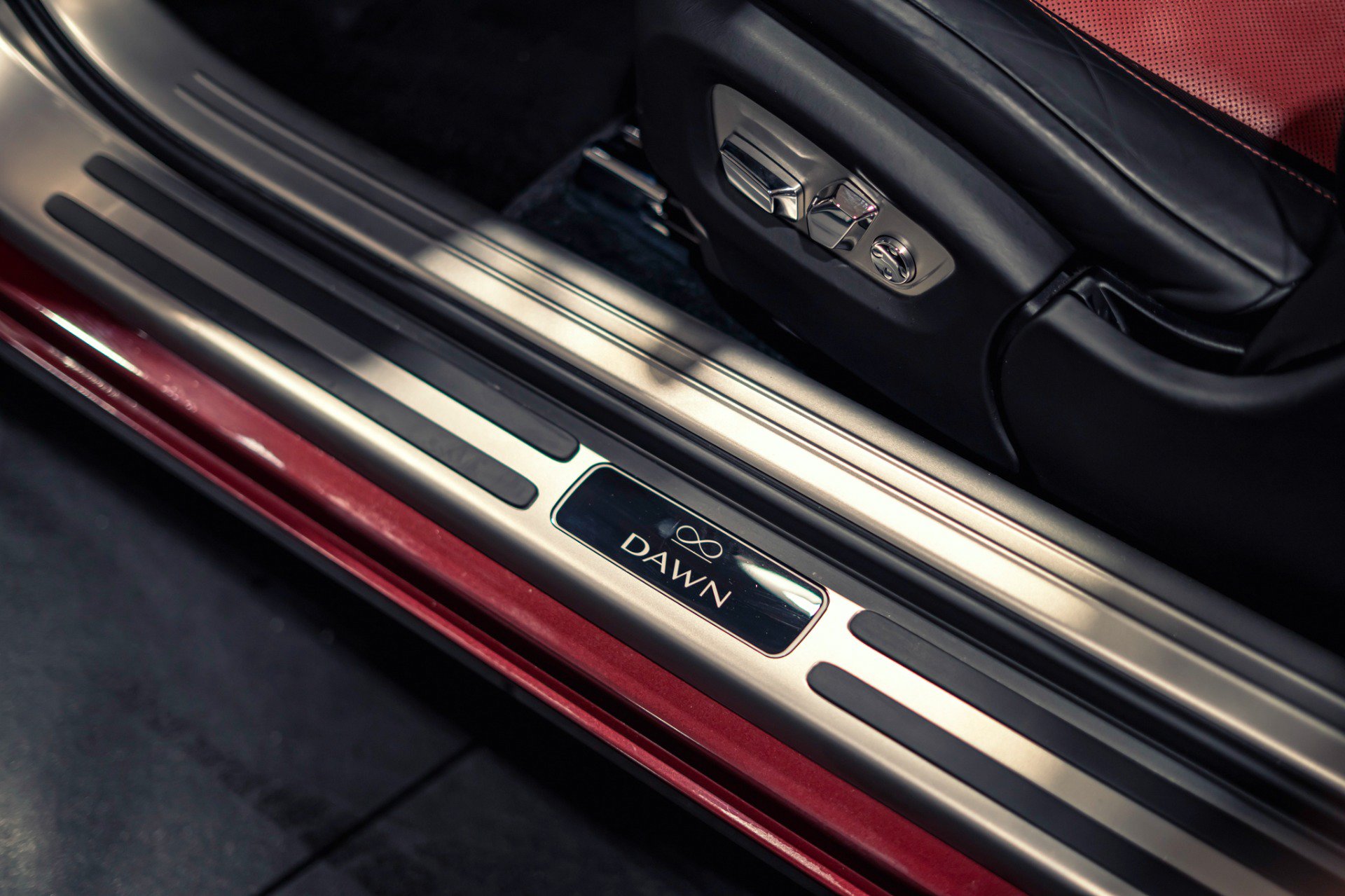 Used 2019 Rolls-Royce Dawn RWD image 12