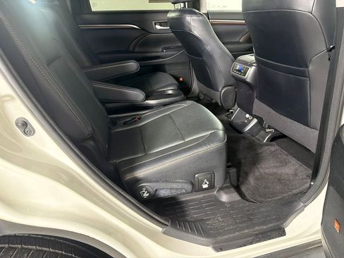 Used 2016 Toyota Highlander Limited w/ Driver Technology Package AWD/4WD image 17