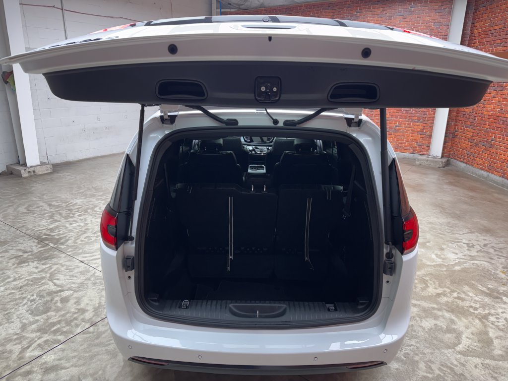 Used 2025 Chrysler Pacifica Limited FWD image 31