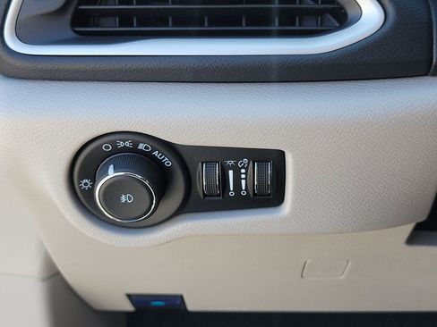 Used 2024 Chrysler Pacifica Touring-L image 30