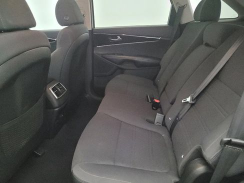 Used 2019 Kia Sorento LX image 18