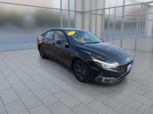 Used 2023 Hyundai Elantra Blue FWD image 2