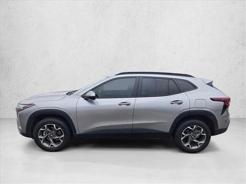 Used 2024 Chevrolet Trax LT w/ Driver Confidence Package FWD image 8