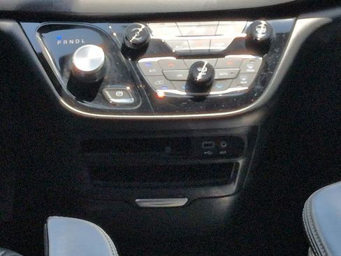 Used 2019 Chrysler Pacifica Touring-L w/ Premium Audio Group FWD image 20