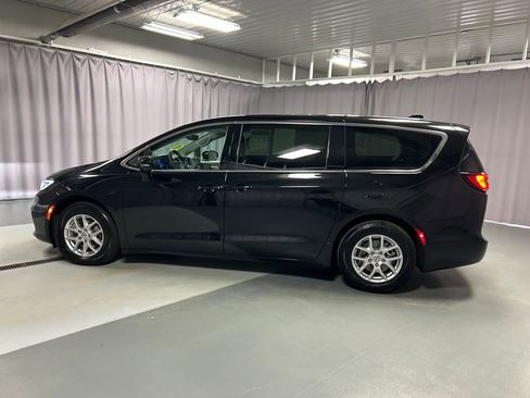 Used 2024 Chrysler Pacifica Touring-L image 4