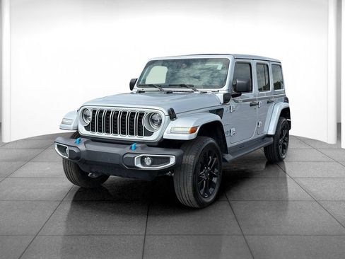 Used 2024 Jeep Wrangler Unlimited Sahara w/ Technology Group AWD/4WD image 3