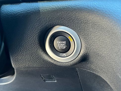 Used 2025 Chrysler Pacifica Limited image 27