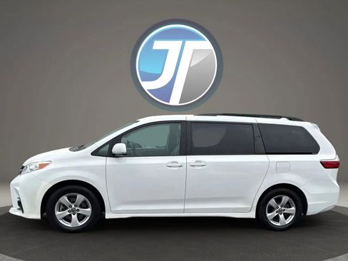 Used 2018 Toyota Sienna LE image 19