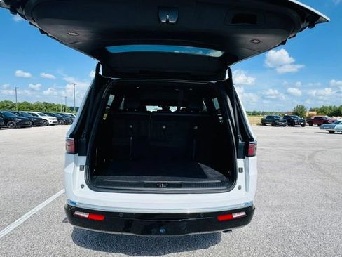 Used 2024 Jeep Wagoneer Series II AWD/4WD image 8