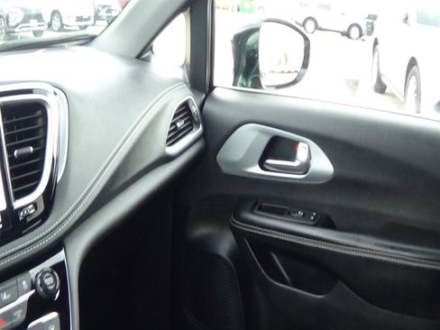 Used 2026 Chrysler Pacifica Limited FWD image 36