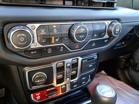 Used 2024 Jeep Gladiator Mojave w/ Technology Group image 15