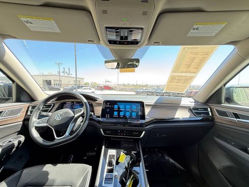 Used 2025 Volkswagen Atlas SEL image 9