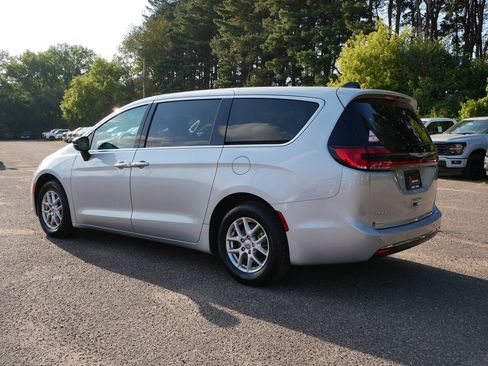 Used 2024 Chrysler Pacifica Touring-L FWD image 4
