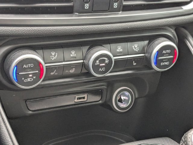 Used 2025 Alfa Romeo Giulia AWD image 29