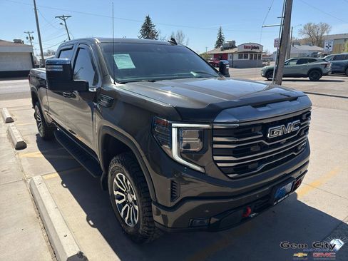 Used 2023 GMC Sierra 1500 AT4 w/ AT4 Premium Package AWD/4WD image 4