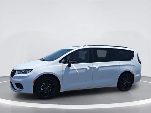Used 2025 Chrysler Pacifica Limited FWD image 4