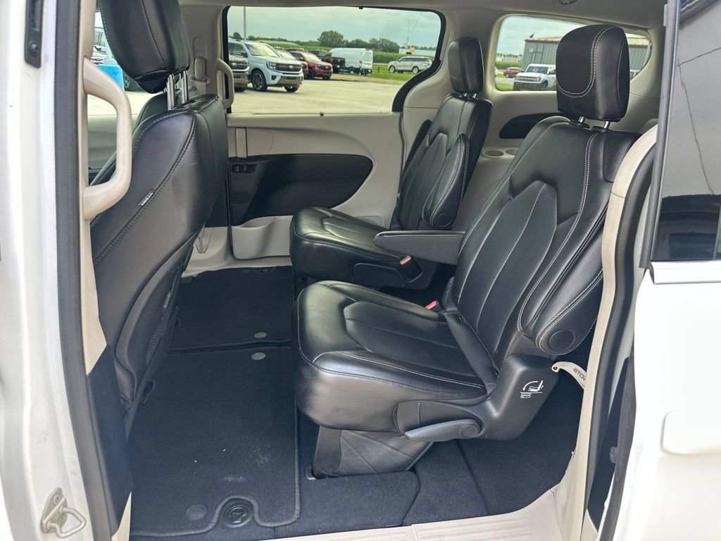 Used 2024 Chrysler Pacifica Touring-L FWD image 24