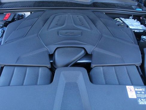 Certified 2025 Porsche Cayenne Coupe image 16