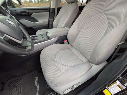 Used 2023 Toyota Highlander LE FWD image 11
