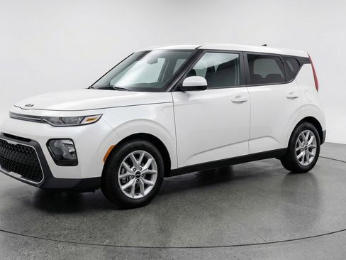 Used 2025 Kia Soul LX w/ LX Technology Package FWD image 3