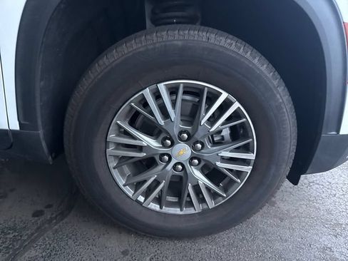 Used 2025 Chevrolet Traverse LT FWD image 2