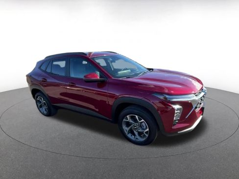 Used 2025 Chevrolet Trax LT image 2