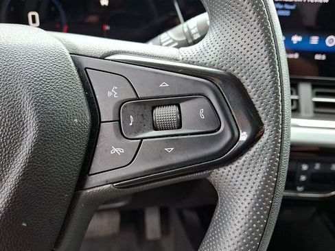 Used 2025 Chevrolet Trax LT FWD image 22