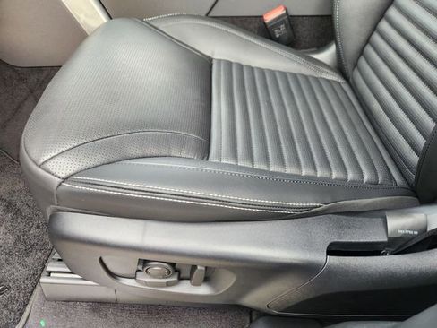 Used 2025 Land Rover Discovery S image 24