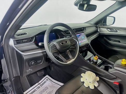 Used 2024 Jeep Grand Cherokee Limited AWD/4WD image 9