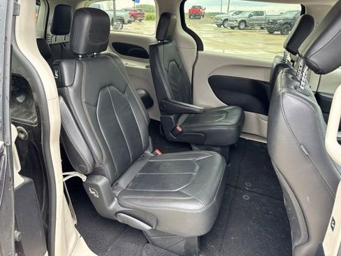 Used 2017 Chrysler Pacifica Touring-L FWD image 9