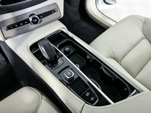 Certified 2023 Volvo XC90 B5 Plus image 17