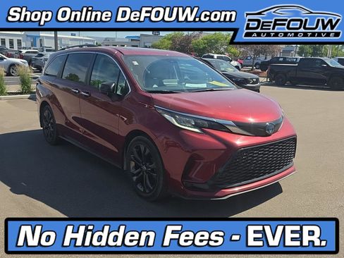 Used 2022 Toyota Sienna XSE FWD image 1