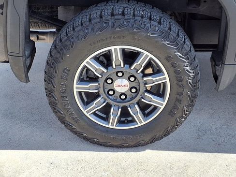 Used 2024 GMC Sierra 1500 AT4 w/ Technology Package AWD/4WD image 9