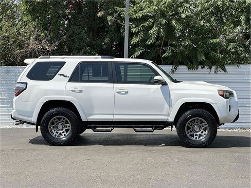 Used 2018 Toyota 4Runner TRD Off-Road Premium w/ TRD Performance Package AWD/4WD image 9