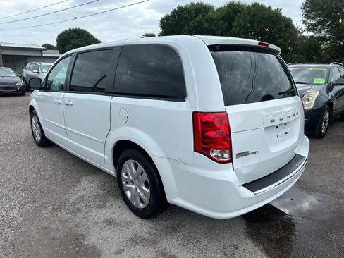 Used 2017 Dodge Grand Caravan SE w/ UConnect Hands-Free Group FWD image 4