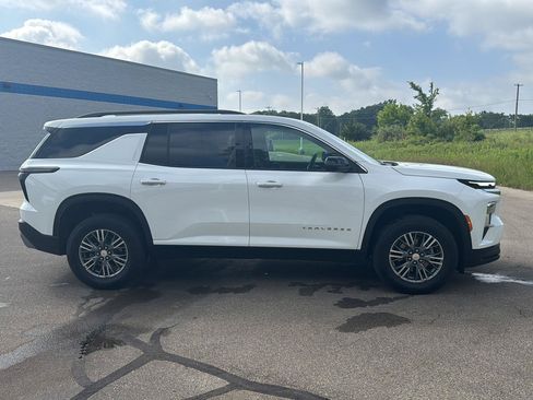 Used 2025 Chevrolet Traverse LT w/ Driver Confidence Package AWD/4WD image 6