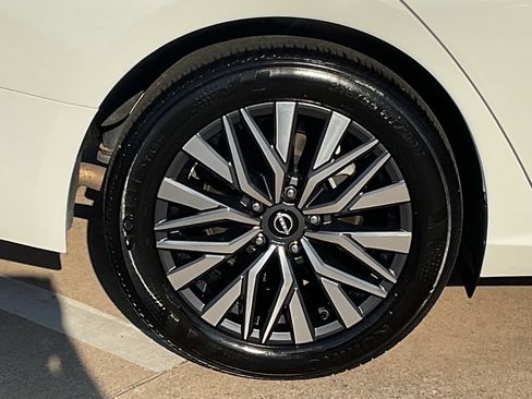 Used 2025 Nissan Altima 2.5 SV FWD image 7
