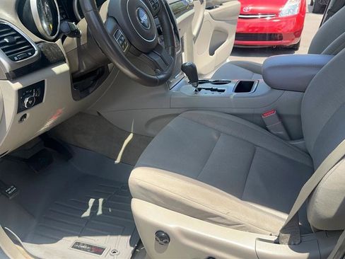 Used 2012 Jeep Grand Cherokee Laredo w/ Laredo E Group AWD/4WD image 26