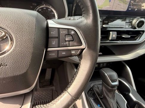 Used 2023 Toyota Highlander XLE image 18