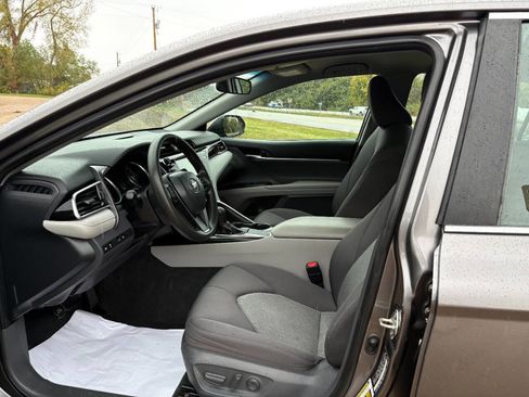 Used 2018 Toyota Camry LE image 8