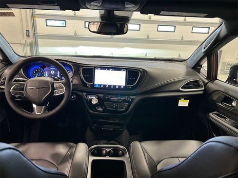 New 2026 Chrysler Pacifica Select image 30