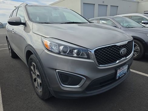 Used 2017 Kia Sorento LX image 2