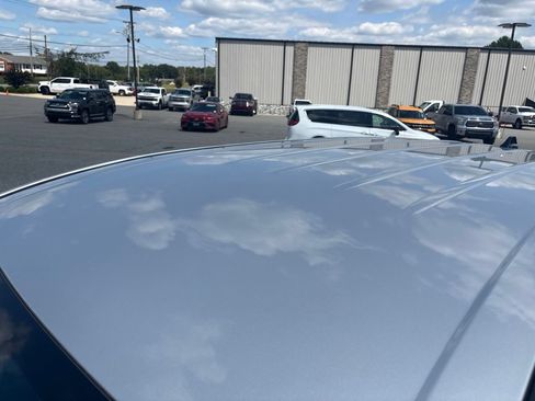 Used 2024 Chrysler Pacifica Touring-L FWD image 11