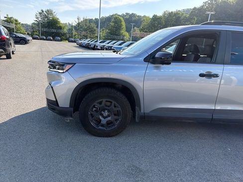 Used 2025 Honda Pilot TrailSport image 8