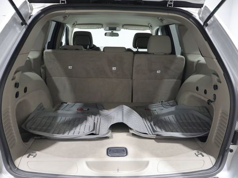 Used 2011 Jeep Grand Cherokee Laredo AWD/4WD image 4