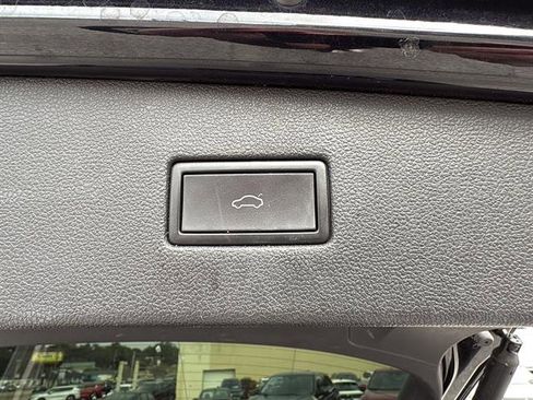 Used 2022 Volkswagen Tiguan SE w/ Panoramic Sunroof Package image 13