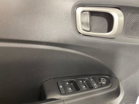 Certified 2022 Hyundai Venue SEL image 18