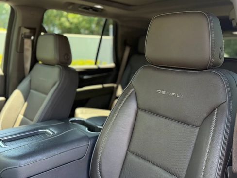 Used 2021 GMC Yukon Denali w/ Denali Premium Package AWD/4WD image 12