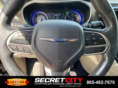 Used 2018 Chrysler Pacifica Touring-L FWD image 18